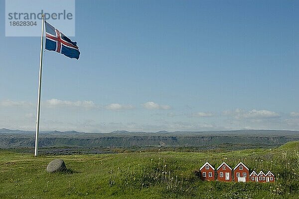 Flagge und Modelle von Grassodenhäusern bei Strandarkirkja  Halbinsel Reykjanes  Island  Grassodenhaus  Dachbegrünung  Strandkirche  Kirche der Seeleute  Europa