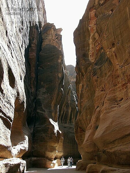 Touristen in Felsschlucht  Petra  Wadi (Musa)  siq  Jordanien  Asien