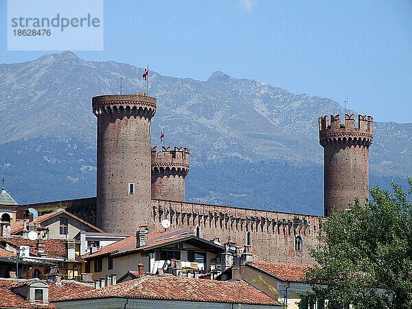 Ivrea Burg  nördliche Poebene  Ivrea  Turin  Piemont  Castello di Ivrea  Italien  Europa