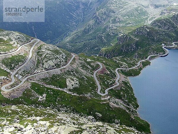 Stausee Lago Agnel  Serpentinen zum Col del Nivole  Gran Paradiso Nationalpark  Piemont  Alpen  Italien  Europa