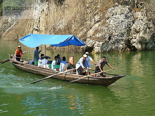 Menschen in Boot  Fluss Shennong  China  Asien