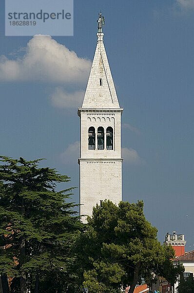 Campanile der Pfarrkirche Sv. Pelagij  Novigrad  Istrien Kroatien  Glockenturm