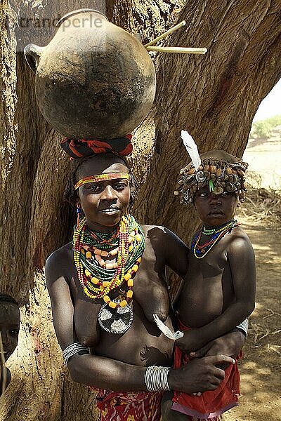 Frau mit Kind  Tonkrug auf Kopf  Geleb-Stamm  Süd-Äthiopien