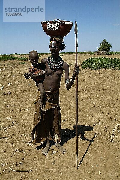 Frau mit Kind und Kalebasse  Geleb-Stamm  Süd-Äthiopien