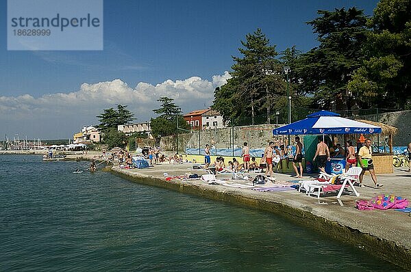 Badegäste am Strand  Novigrad  Istrien Kroatien