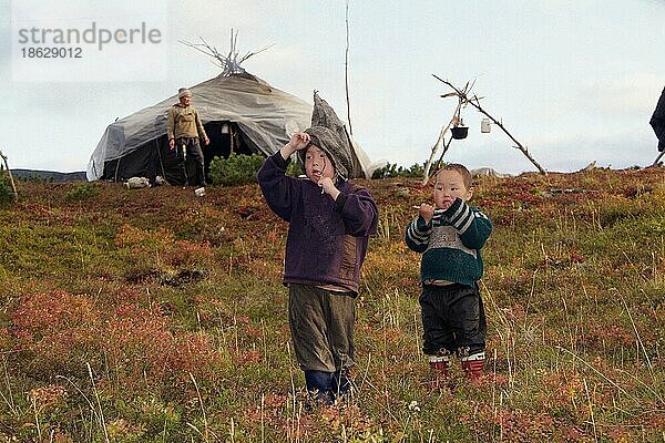 Kinder  Camp von Rentier-Nomaden  Halbinsel Kamtschatka  Kamchatka  Nomaden-Lager  Russland  Europa