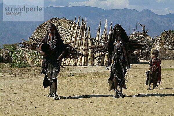 Frauen tragen Feuerholz  und Kind  Arbore-Stamm  Süd-Äthiopien