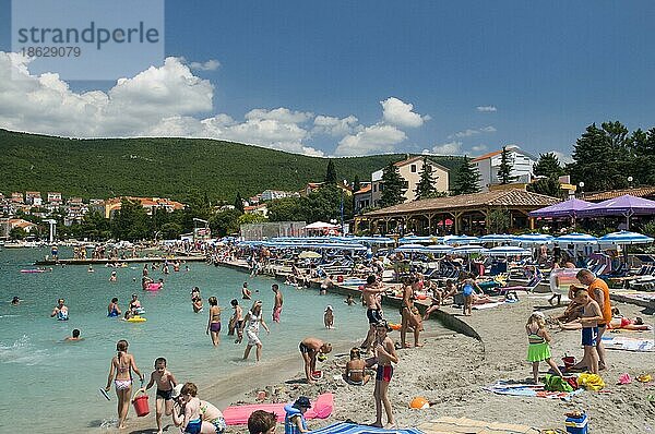 Urlauber am Strand  Selce  Kvarner Bucht  Kroatien  Adria  Europa