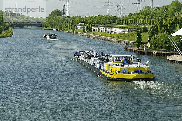 Frachtschiffe auf Rhein-Herne-Kanal  Gelsenkirchen  Nordrhein-Westfalen  Deutschland  Europa
