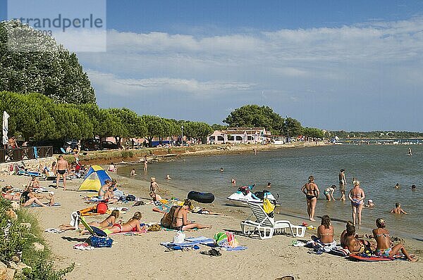 Touristen am Strand  Medulin  Istrien  Kroatien  Europa