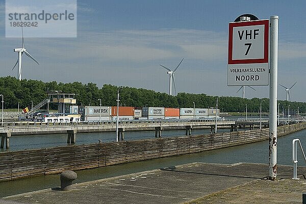 Frachtschiff in der Flutmulde Volkeraksluizen  Willemstad  Noord Brabant  Niederlande  Europa