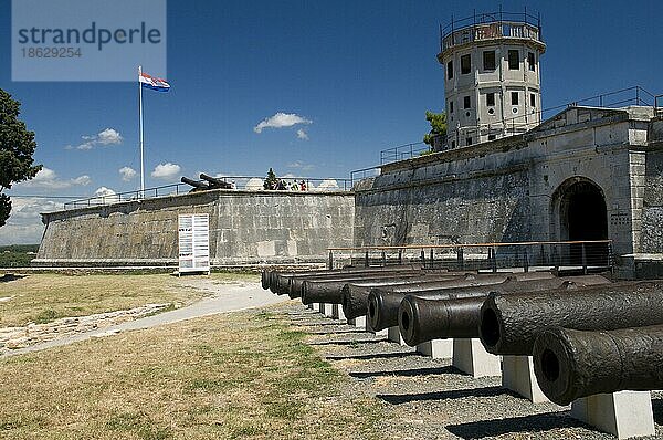 Festung  Pula  Istrien  Kroatien  alte Kanonen  Europa