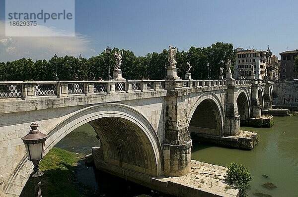 Brücke Ponte San Angelo  über den Fluss Tiber  Rom  Latium  Italien  Europa