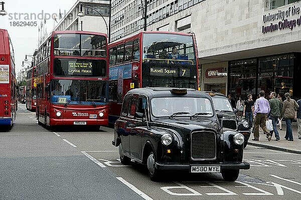 Doppeldecker-Busse und Taxis  Oxford Street  London  England  Großbritannien  Europa