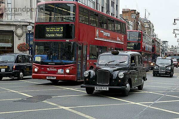 Doppeldecker-Busse und Taxis  Oxford Street  London  England  Großbritannien  Europa