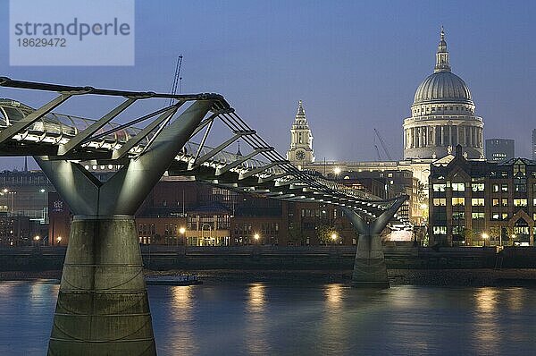 Millennium-Brücke und St. Paul's Cathedral  London  England  Großbritannien  Europa
