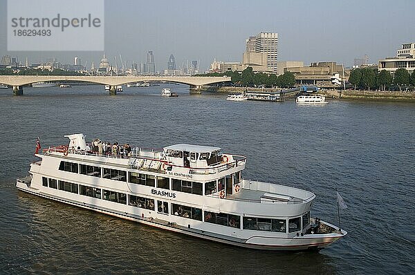 Fahrgastschiff auf der Themse  Waterloo-Brücke  London  England  Großbritannien  Europa