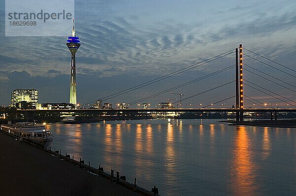 Rheinturm  Rheinkniebrücke  Düsseldorf  Nordrhein-Westfalen  Deutschland  Europa