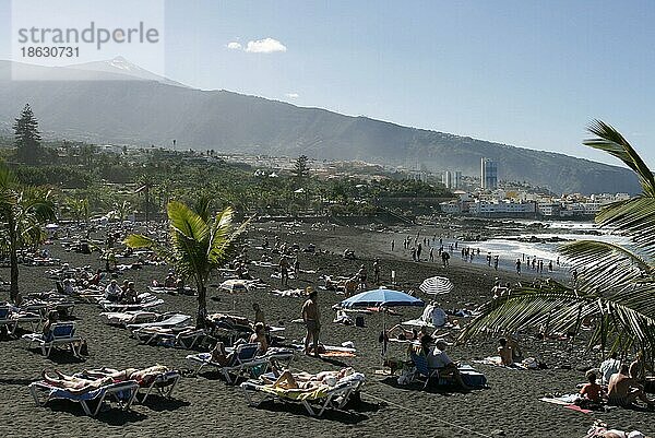 People at beach  Puerto de la Cruz  Tenerife  Canary Islands  Spain  Menschen an Strand  Teneriffa  Kanarische Inseln  Querformat  horizontal  Gruppen  groups  Spanien  Europa