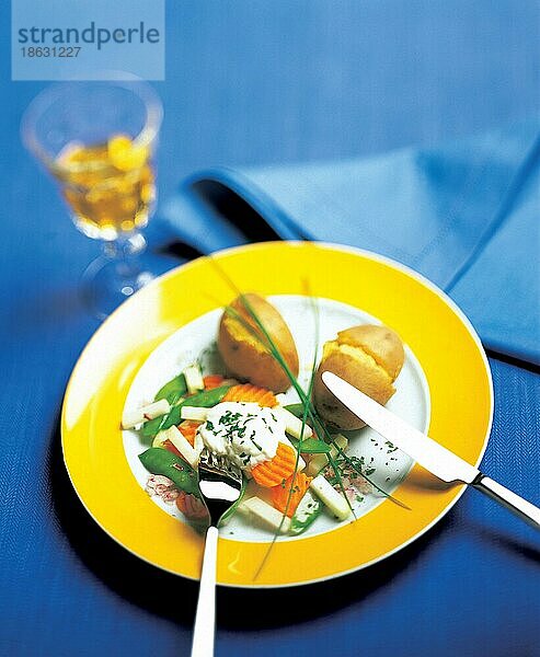 Gedeckter Tisch mit Teller mit Pellkartoffeln und Gemüse  Besteck und Glas mit Wein