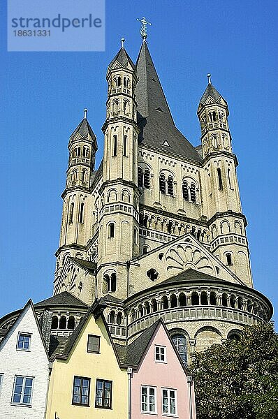 Kirche Groß St. Martin  Kirchturm  Martinsviertel  Köln  Nordrhein-Westfalen  Deutschland  Europa