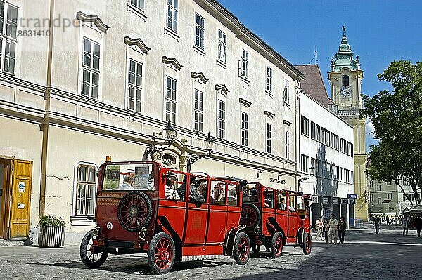 Touristenbus  Franziskanerplatz  Bratislava  Slowakei  Pressburg  Stadtrundfahrt  Europa
