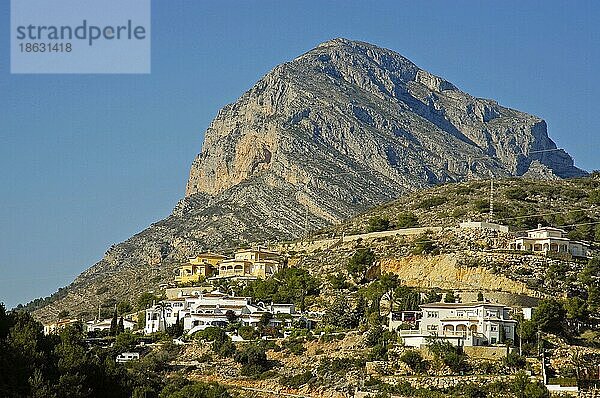 Häuser am Hang  Berg Montgo  Javea  Costa Blanca  Xabia  Spanien  Europa