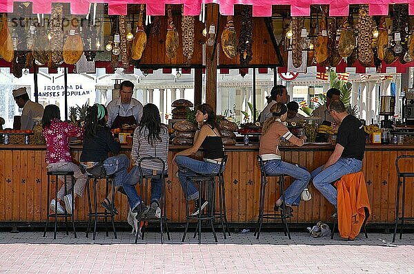 Besucher an Bar auf Markt  Calpe  Costa Blanca  Spanien  Europa
