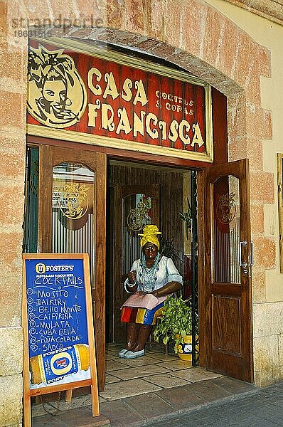 Karibische Cocktailbar  Puppe im Eingangsbereich  Denia  Costa Blanca  Spanien  Europa