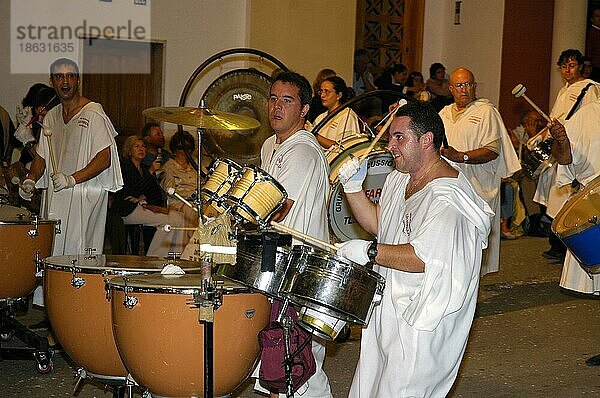 Trommler in Tracht  Fest der Mauren und Christen  Calpe  Costa Blanca  Spanien  musizieren  Trommel  trommeln  Musik  Europa