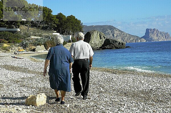 Älteres Paar geht am Strand spazieren  Altea  Costa Blanca  Spanien  Europa