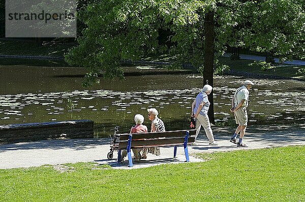 Senioren im Park am Wasserschloss Borbeck  Essen  Nordrhein-Westfalen  Deutschland  Europa