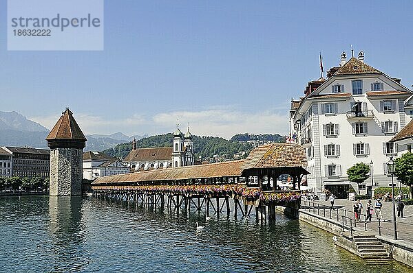 Kapellbrücke und Wasserturm  überdachte Holzbrücke  Luzern  Schweiz  Europa