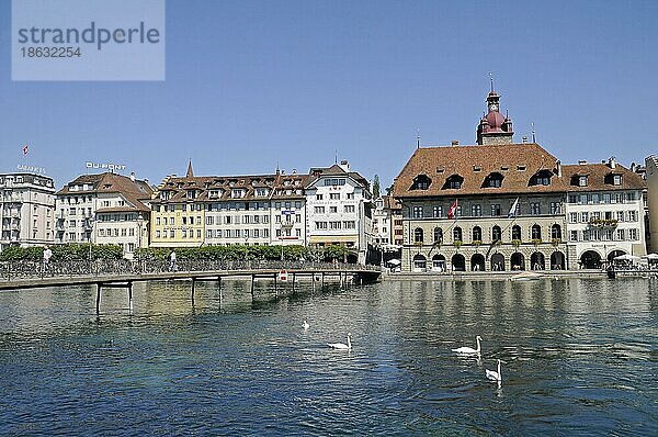 Rathaus  Altstadt  Fluss Reuss  Luzern  Schweiz  Europa