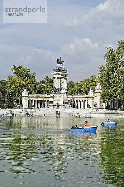 Denkmal für König Alfons Xll.  See mit Bootsverleih  Parque del Buen Retiro  Madrid  Spanien  Europa