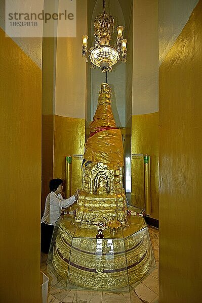 Frau klebt goldene Platte auf Statue  Wat Saket  Golden Mount  Bangkok  Thailand  Asien