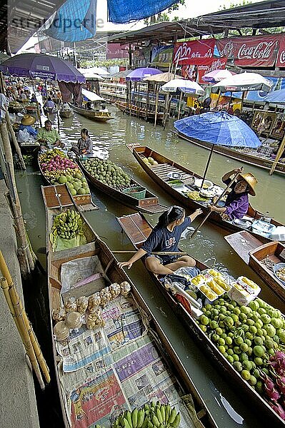 Schwimmender Markt  in der Nähe von Kanchanaburi  Thailand  Asien