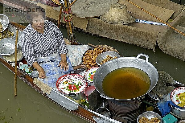 Woman in boat on floating market  near Kanchanaburi  Thailand  Frau in Boot auf schwimmendem Markt  bei Kanchanaburi  Thailand  Asien