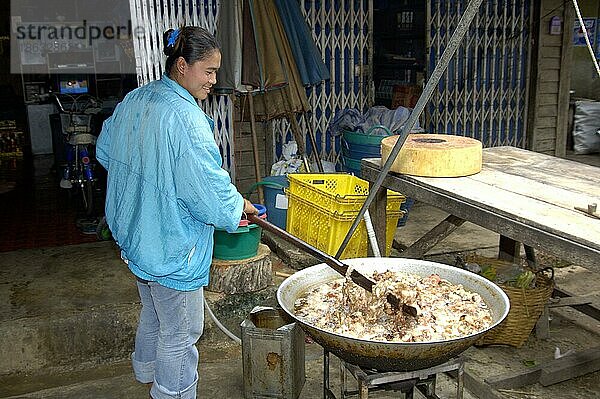 Thai woman deep-frieing pigskin  Pat Chong Market  Thailand  Thai-Frau frittiert Schweinehaut  Pat Chong Markt  kochen  cooking  Asien