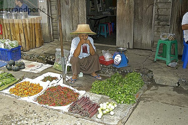 Thailänderin am Marktstand mit Gemüse  Pat Chong Markt  Thailand  Asien