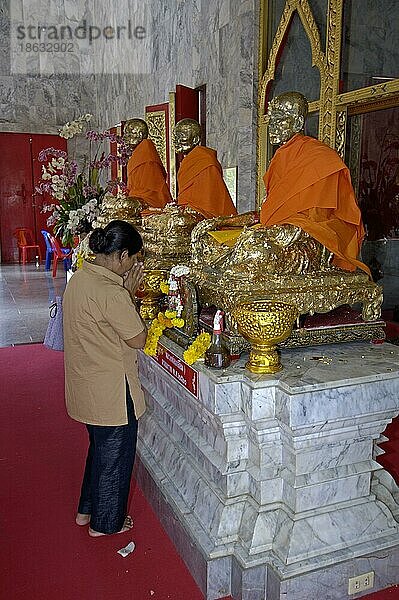 Praying woman and golden buddha statues  Wat ChalongTemple  Phuket  Thailand  Betende Frau und goldene Buddha-Statuen  Wat Chalong Tempel  Phuket  Thailand  Asien
