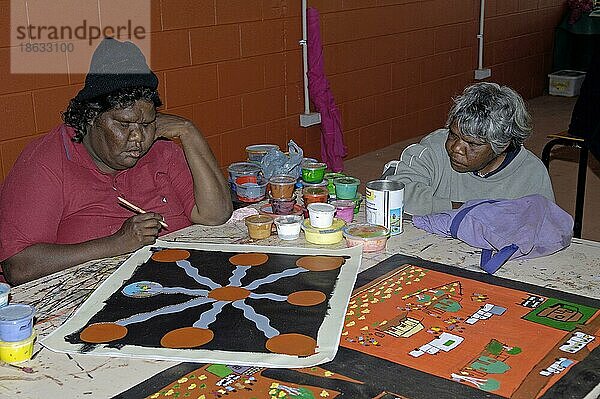 Aborigine-Frauen malen  Tennant Creek  Northern Territory  Australien  Ureinwohner  Ozeanien
