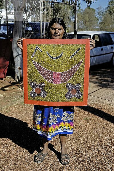 Aborigine-Frau mit Bild  Tennant Creek  Northern Territory  Australien  Ureinwohner  Ozeanien