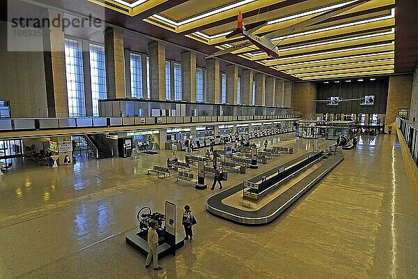 Abfertigungshalle  Flughafen Tempelhof  Berlin  Deutschland  Zentralflughafen  Europa