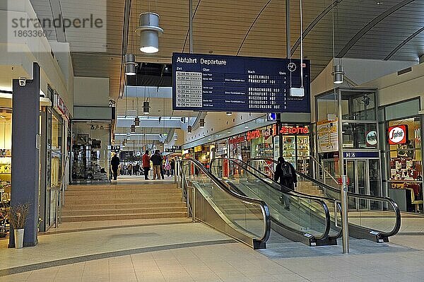 Haupthalle  Hauptbahnhof Potsdam  Brandenburg  Deutschland  Europa