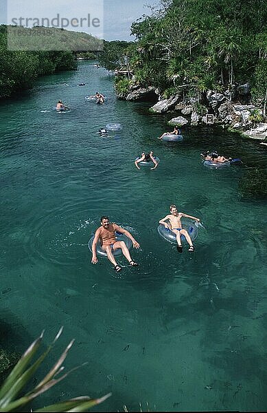 Menschen schwimmen im Fluss  Nationalpark Xel-Ha  Yucatan  Mexiko  Mittelamerika