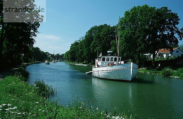 Schiff auf dem Gota-Kanal bei Berg  Schweden  Europa