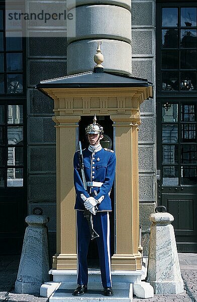 Ehrengarde vor dem Tor von Schloss Kungliga  Slottet  Stockholm  Schweden  Europa