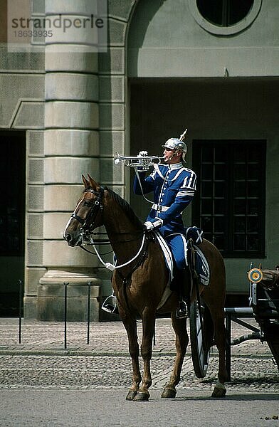 Ablösung der königlichen Wache  Wache mit Trompete  Schloss Kungliga  Stockholm  Schweden  Europa