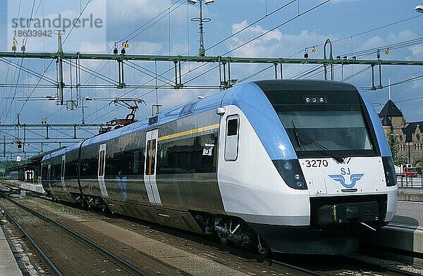 Zug im Bahnhof  Gavle  Schweden  Europa